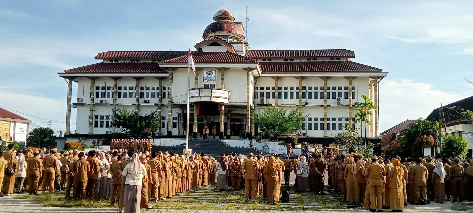 AWALI APRIL 2026, PEGAWAI BAPPERIDA PANGKAL PINANG MENGIKUTI APEL GABUNGAN